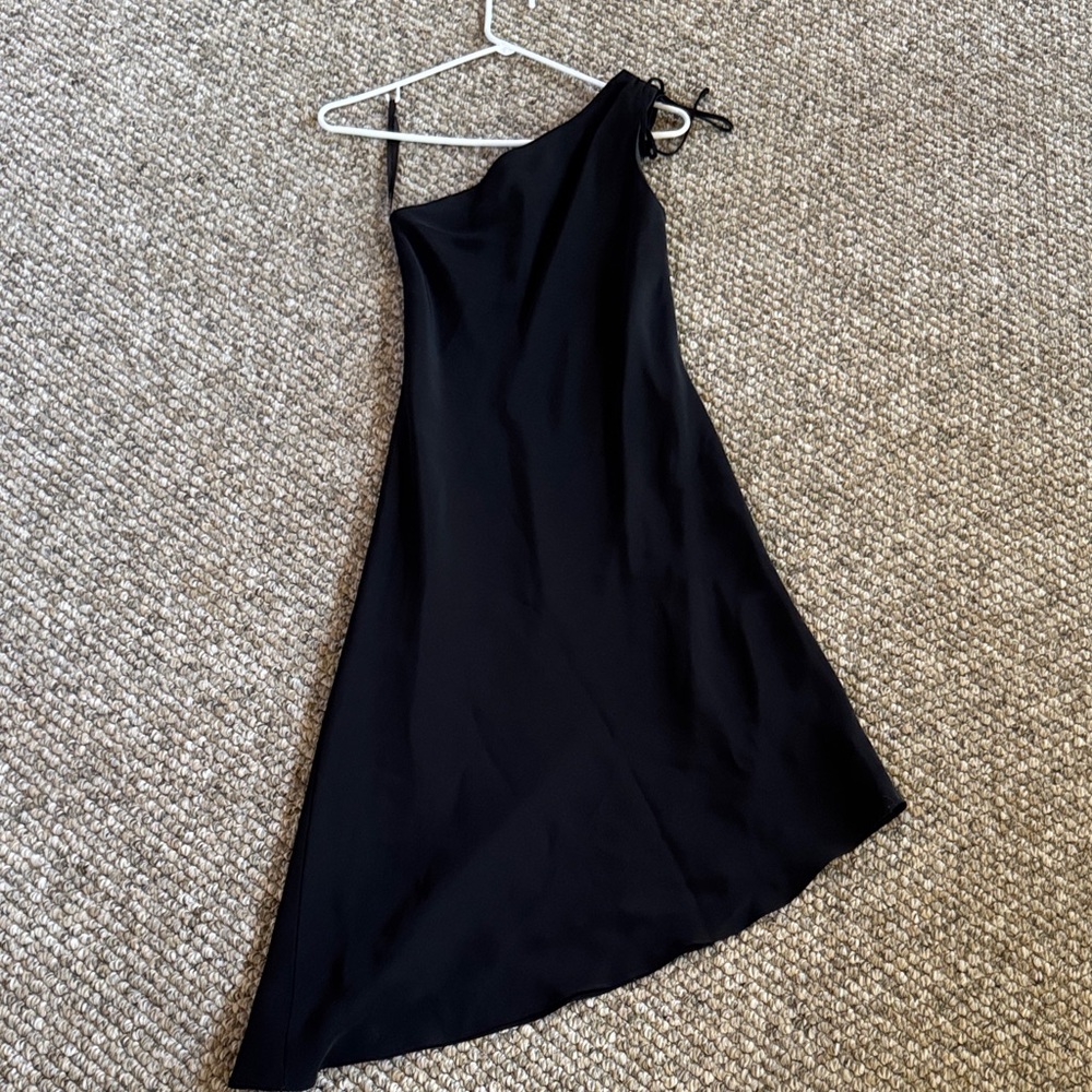 Black One-Shoulder Asymmetrical Dress Laundry by Shelli Segal 2 like new